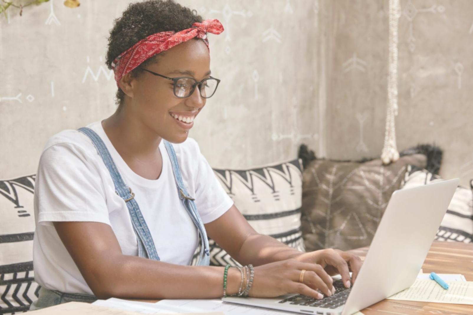 Femme souriante travaillant sur ses finances personnelles